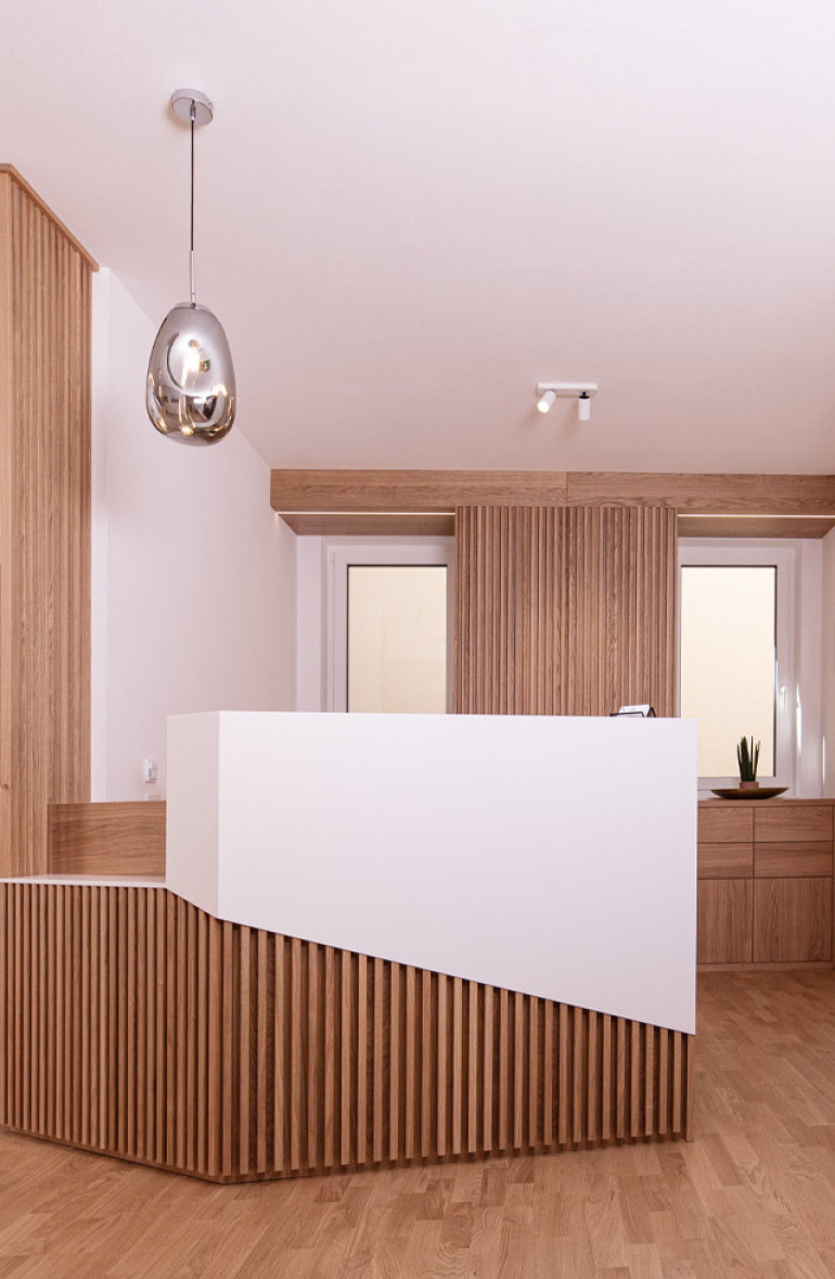 zahnarzt-dr-nagl-peter-desktop-rechner-design-branding-feeel-media-schumer